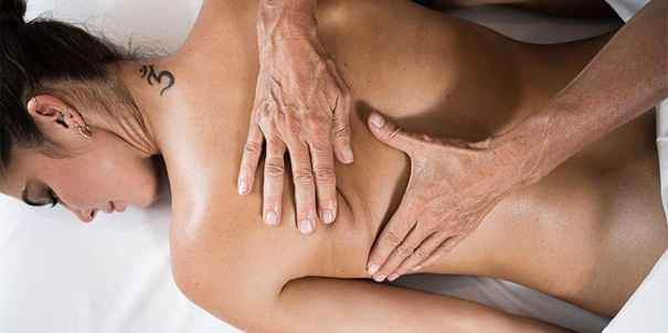 Rückenmassage bei einer jungen Frau