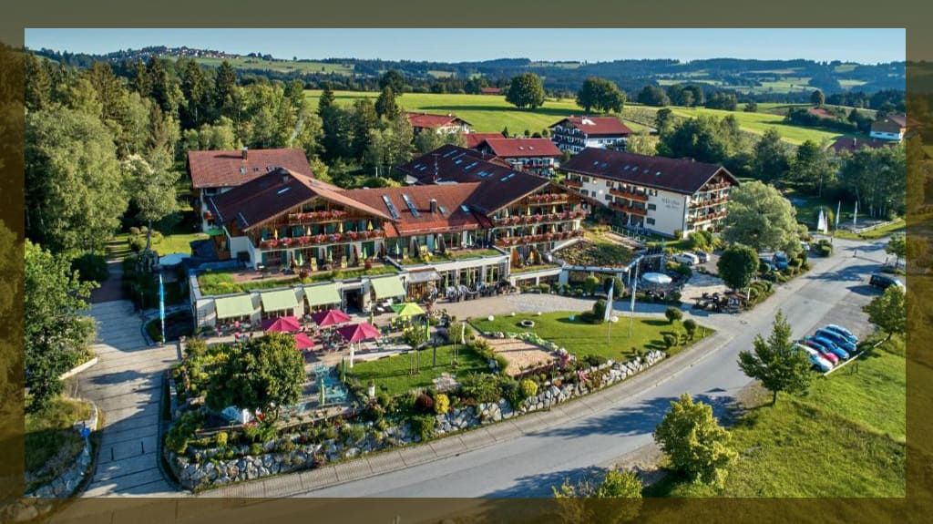 Parkhotel Bayersoien Gesamtansicht von oben aus der Drohnenperspektive
